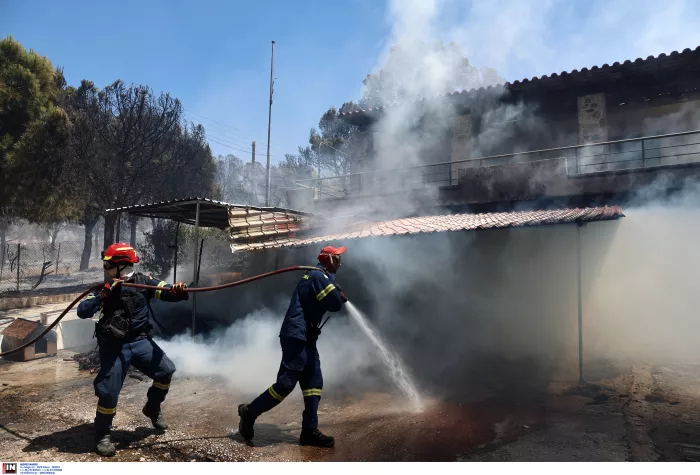 Στάχτη η Παλαιά Φώκαια: Μετρούν τις πληγές τους οι κάτοικοι - Κάηκαν σπίτια