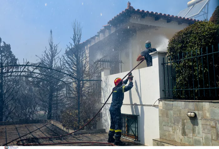 Στάχτη η Παλαιά Φώκαια: Μετρούν τις πληγές τους οι κάτοικοι - Κάηκαν σπίτια