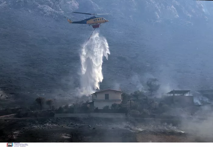 Στάχτη η Παλαιά Φώκαια: Μετρούν τις πληγές τους οι κάτοικοι - Κάηκαν σπίτια