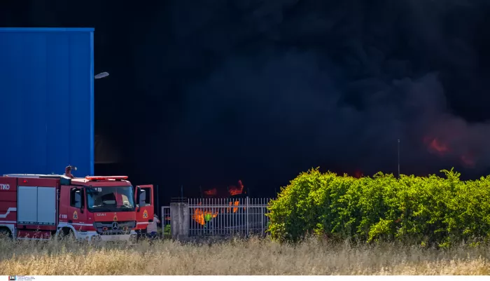 Αυλίδα: Πυρκαγιά σε εργοστάσιο πλαστικών – Ήχησε το 112