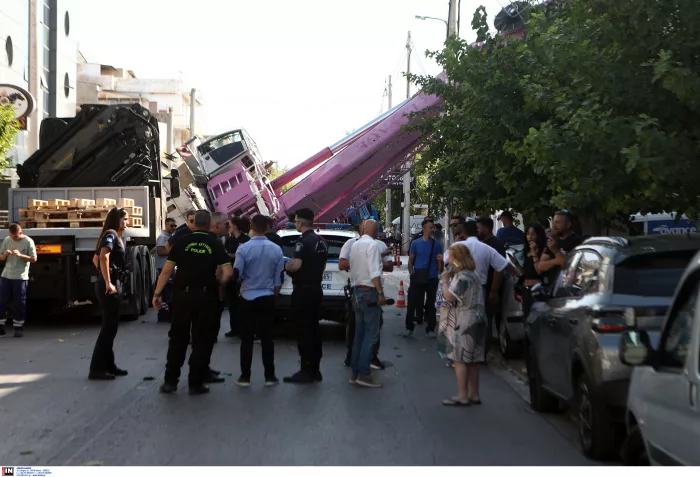 Περιστέρι: Γερανός έπεσε πάνω σε σπίτι (φωτογραφίες)