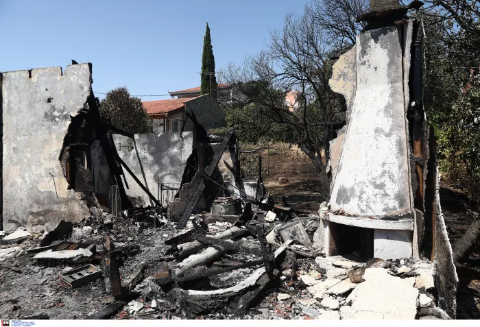 Εικόνες καταστροφής μετά τη φωτιά σε Κρυονέρι και Δροσοπηγή