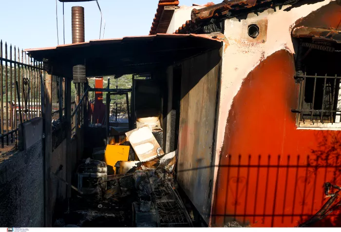 Αυτοψία στην Ανατολική Αττική / Καμένα σπίτια και προβλήματα ηλεκτροδότησης