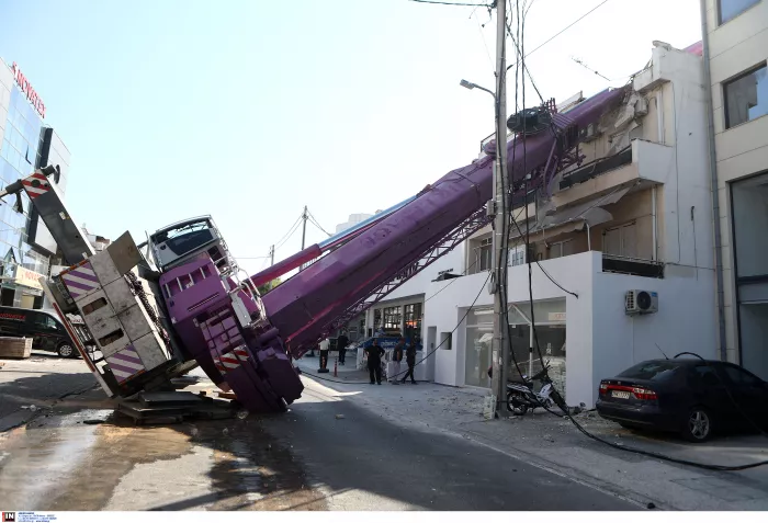 Περιστέρι: Γερανός έπεσε πάνω σε σπίτι (φωτογραφίες)
