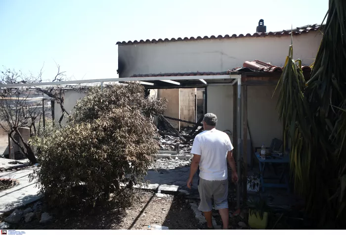 Εικόνες καταστροφής μετά τη φωτιά σε Κρυονέρι και Δροσοπηγή