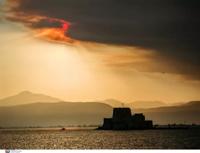 Ο καπνός από τη φωτιά στο Φενεό έπνιξε το Νάυπλιο