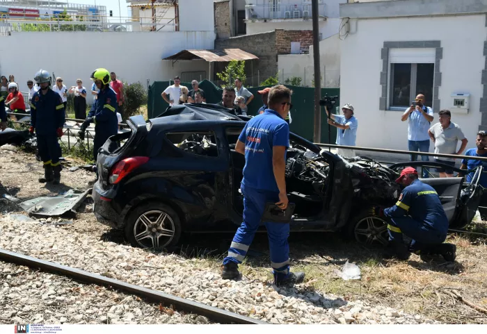 Πάτρα: Σύγκρουση Προαστιακού με ΙΧ - Εγκλωβισμένος ο οδηγός