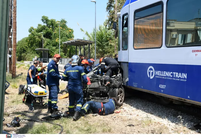 Πάτρα: Σύγκρουση Προαστιακού με ΙΧ - Εγκλωβισμένος ο οδηγός
