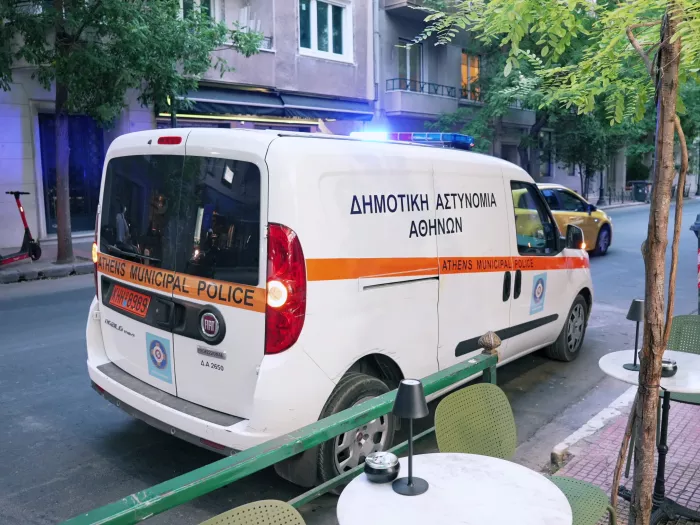 Κολωνάκι: Επιχείρηση «σκούπα» του Δήμου Αθηναίων για παράνομα τραπεζοκαθίσματα