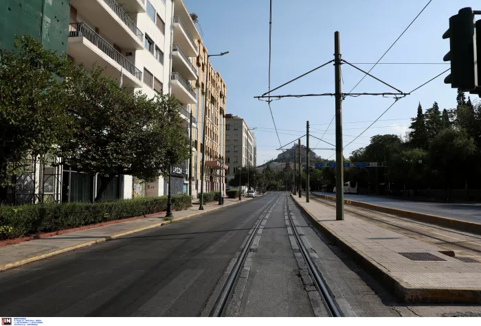 Η Αθήνα ερήμωσε: Εικόνες από την άδεια πόλη τον Δεκαπενταύγουστο