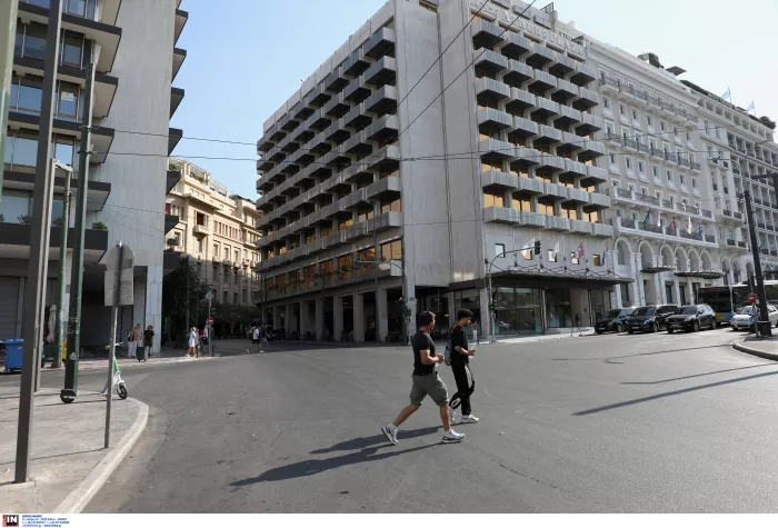 Η Αθήνα ερήμωσε: Εικόνες από την άδεια πόλη τον Δεκαπενταύγουστο