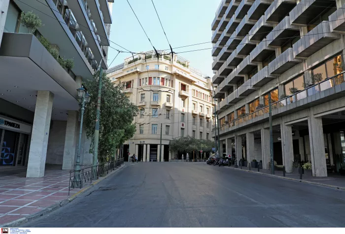 Η Αθήνα ερήμωσε: Εικόνες από την άδεια πόλη τον Δεκαπενταύγουστο
