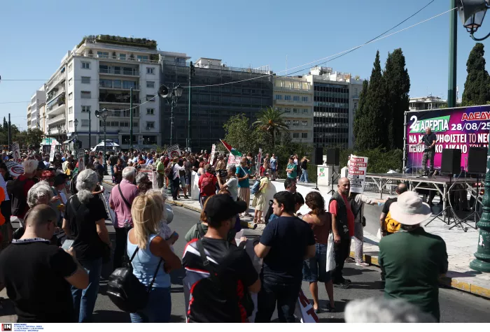Απεργία ΑΔΕΔΥ: Σε εξέλιξη η συγκέντρωση στο Σύνταγμα (εικόνες)