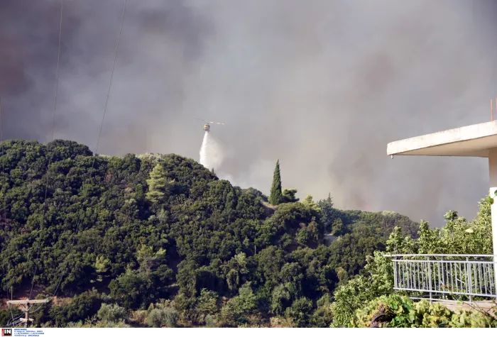 Φλέγεται η Ελλάδα: Εικόνες «αποκάλυψης» από όλα τα πύρινα μέτωπα