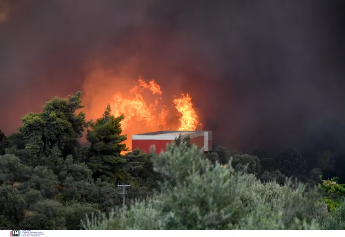 Φλέγεται η Ελλάδα: Εικόνες «αποκάλυψης» από όλα τα πύρινα μέτωπα