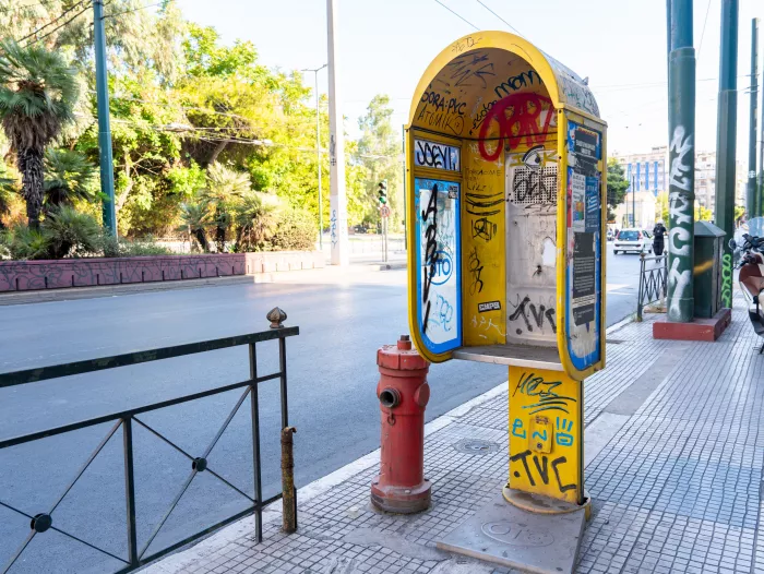 Αθήνα: «Ξηλώθηκαν» 63 ανενεργοί τηλεφωνικοί θάλαμοι (εικόνες)