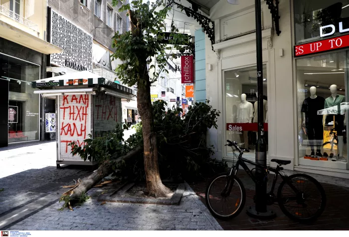Ισχυροί άνεμοι στην Αθήνα: Έπεσε δέντρο στην Ερμού (εικόνες)