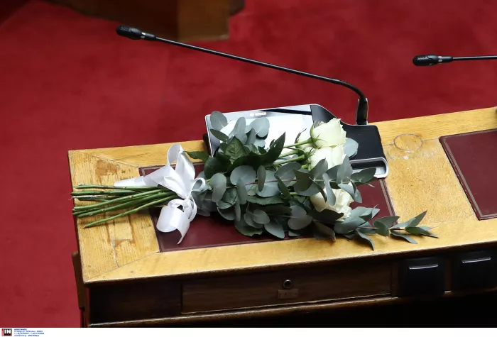 Βουλή: Ενός λεπτού σιγή για τον Απόστολο Βεσυρόπουλο – Ορκίσθηκε η Αραμπατζή