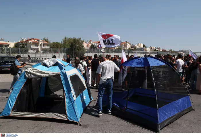 Φοιτητές: Διαμαρτυρία έξω από το ΥΠΑΙΘΑ για τα «πανεπιστήμια – super market» (εικόνες)