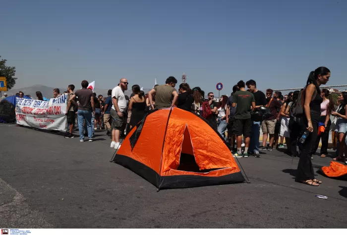 Φοιτητές: Διαμαρτυρία έξω από το ΥΠΑΙΘΑ για τα «πανεπιστήμια – super market» (εικόνες)