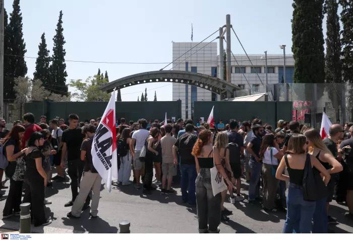 Φοιτητές: Διαμαρτυρία έξω από το ΥΠΑΙΘΑ για τα «πανεπιστήμια – super market» (εικόνες)