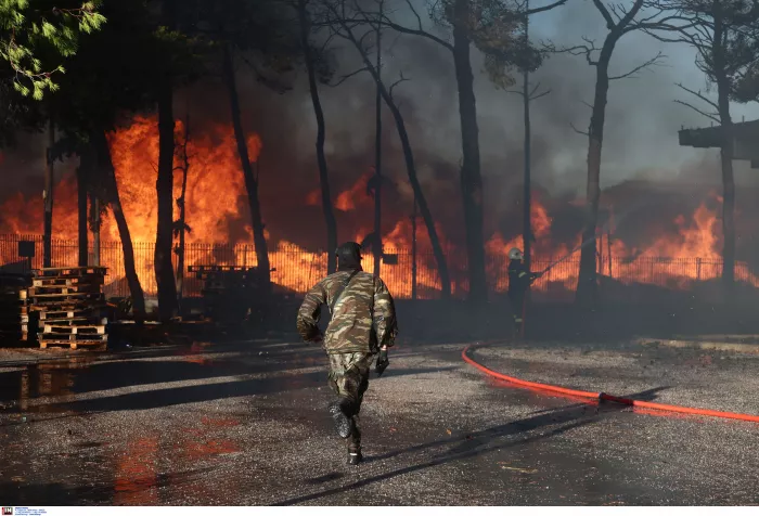 Μενίδι: Νύκτα-κόλαση από τη φωτιά - Έγινε στάχτη εργοστάσιο (βίντεο)
