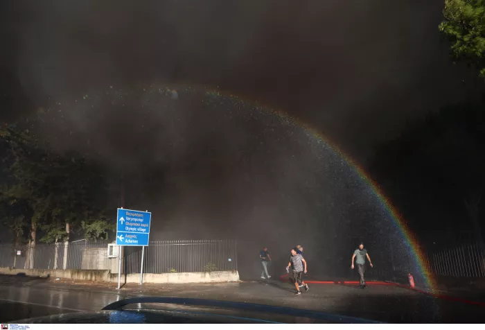 Μενίδι: Νύκτα-κόλαση από τη φωτιά - Έγινε στάχτη εργοστάσιο (βίντεο)