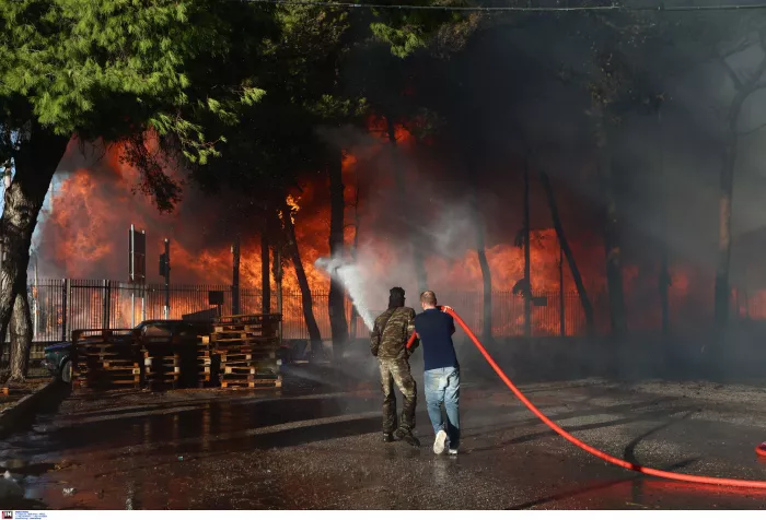 Μενίδι: Νύκτα-κόλαση από τη φωτιά - Έγινε στάχτη εργοστάσιο (βίντεο)