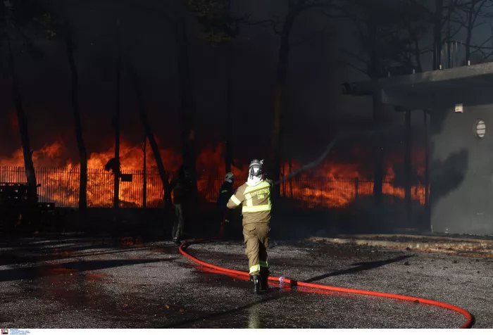 Μενίδι: Νύκτα-κόλαση από τη φωτιά - Έγινε στάχτη εργοστάσιο (βίντεο)