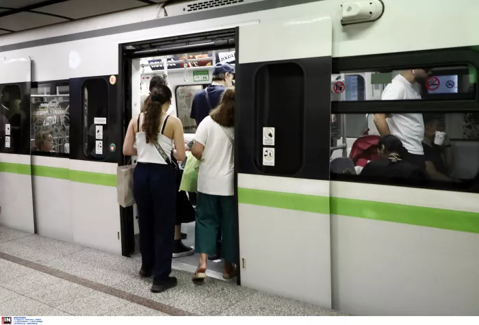 Πρεμιέρα για την 24ωρη λειτουργία ΜΜΜ: Πλήθος κόσμου «πλημμύρισε» τα βαγόνια (φωτογραφίες)