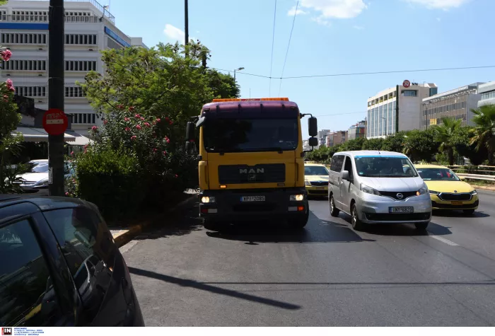 Σοβαρό τροχαίο στη Συγγρού: Λεωφορείο συγκρούστηκε με γερανό (εικόνες)