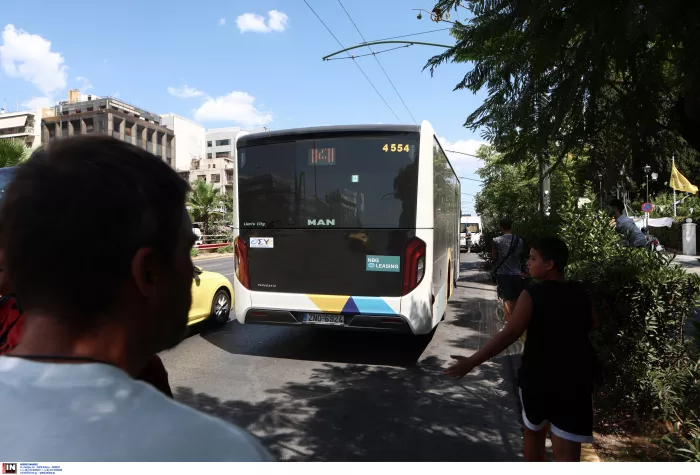 Σοβαρό τροχαίο στη Συγγρού: Λεωφορείο συγκρούστηκε με γερανό (εικόνες)