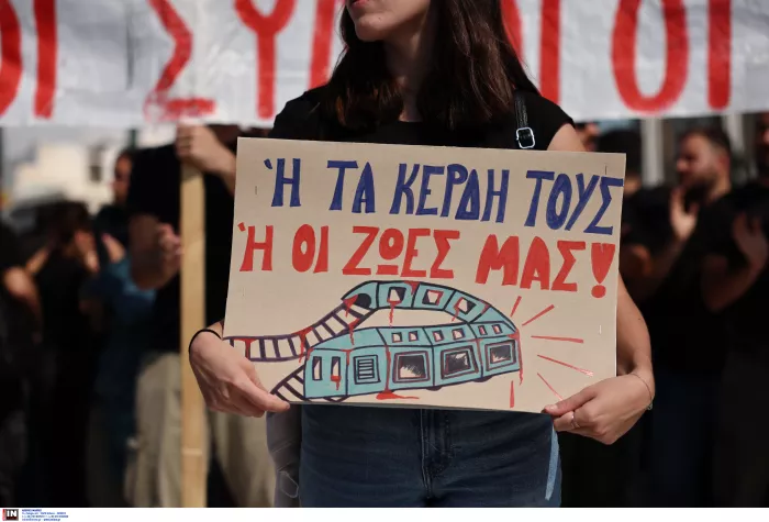 «Νέκρωσε» η χώρα: Χιλιάδες απεργοί λένε «όχι» στο νομοσχέδιο για το 13ωρο (εικόνες)