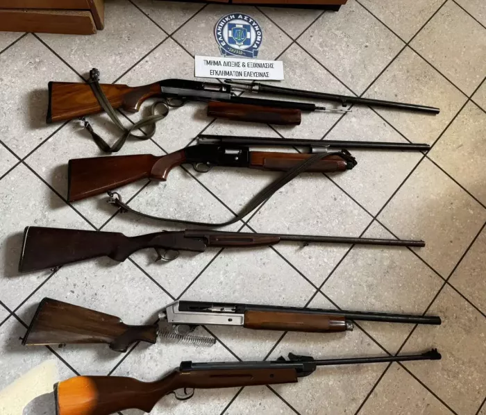 Ελευσίνα: 17χρονος απείλησε με πιστόλι μαθητή σε σχολείο - Βρέθηκε οπλοστάσιο στο σπίτι του