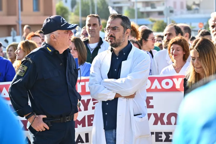 Επίσκεψη Μητσοτάκη στο «Αττικόν»: Επεισόδια μεταξύ αστυνομίας και εργαζομένων