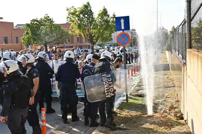Επίσκεψη Μητσοτάκη στο «Αττικόν»: Επεισόδια μεταξύ αστυνομίας και εργαζομένων