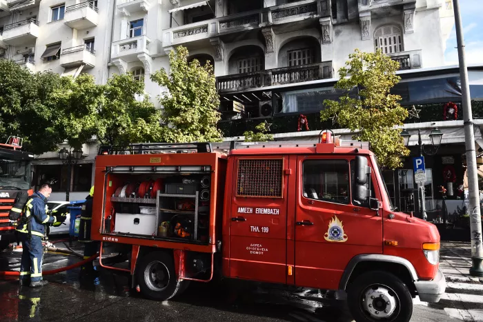 Θεσσαλονίκη: Φωτιά τώρα στο κέντρο - Φλέγεται κατάστημα (εικόνες)