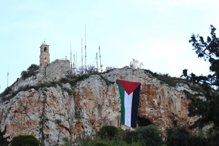 Γιγάντια σημαία της Παλαιστίνης υψώθηκε στον Λυκαβηττό (εικόνες)