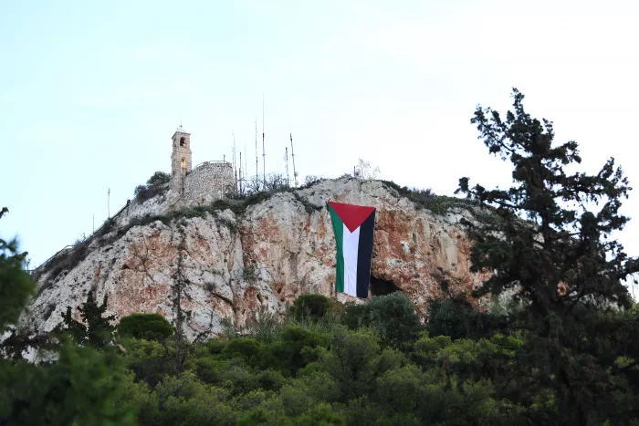 Γιγάντια σημαία της Παλαιστίνης υψώθηκε στον Λυκαβηττό (εικόνες)