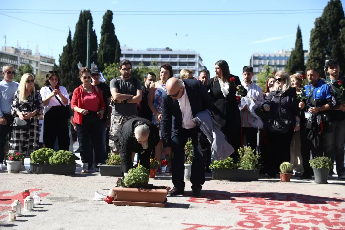 Τέμπη: Πολίτες άφησαν λουλούδια στα ονόματα μπροστά στον Άγνωστο Στρατιώτη (εικόνες)