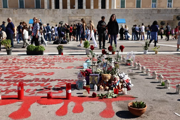 Τέμπη: Πολίτες άφησαν λουλούδια στα ονόματα μπροστά στον Άγνωστο Στρατιώτη (εικόνες)