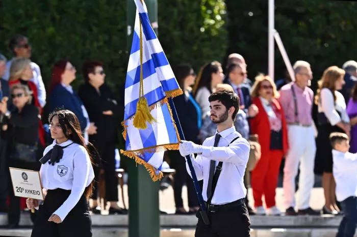 28η Οκτωβρίου: Σε εξέλιξη η μαθητική παρέλαση στην Αθήνα (Φωτογραφίες)