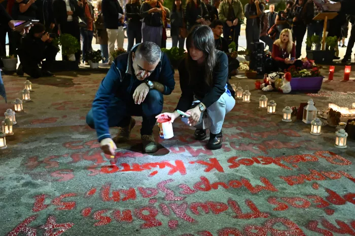 Τέμπη Συγγενείς έγραψαν ξανά τα ονόματα των 57 έξω από τη Βουλή
