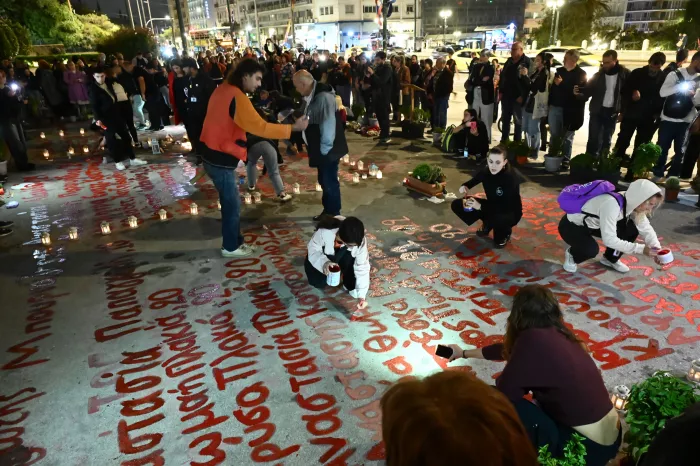 Τέμπη Συγγενείς έγραψαν ξανά τα ονόματα των 57 έξω από τη Βουλή