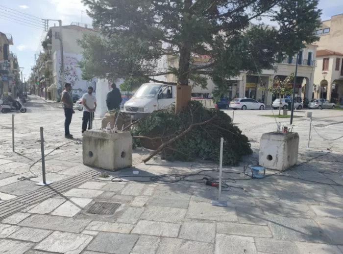 Καλαμάτα: Έκλεισαν τον οδηγό όδευσης τυφλών με... χριστουγεννιάτικο δέντρο