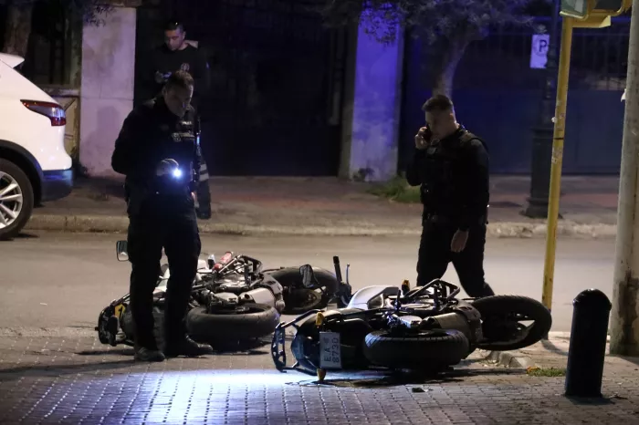 Άγιος Δημήτριος: Eμβόλισαν μηχανές της ΕΛΑΣ - Ασύλληπτοι οι διαρρήκτες (βίντεο)