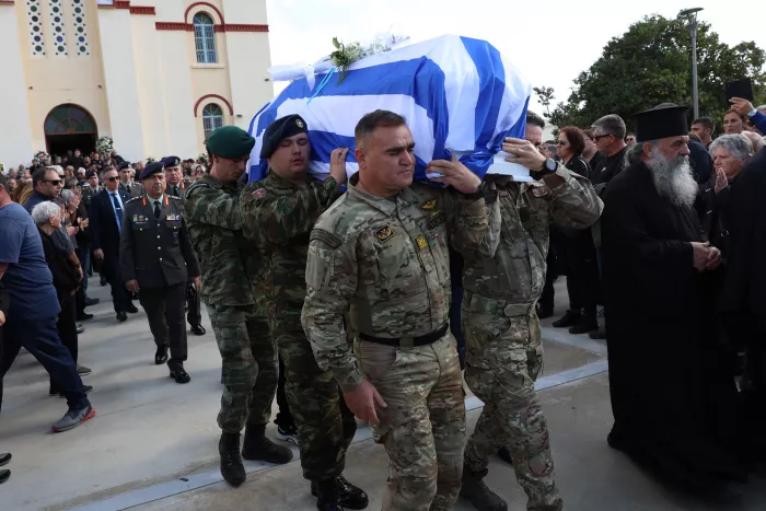 Κηδεία 19χρονου Ραφαήλ: Συντετριμμένοι οι γονείς του - Ο σπαρακτικός επικήδειος του πατέρα 