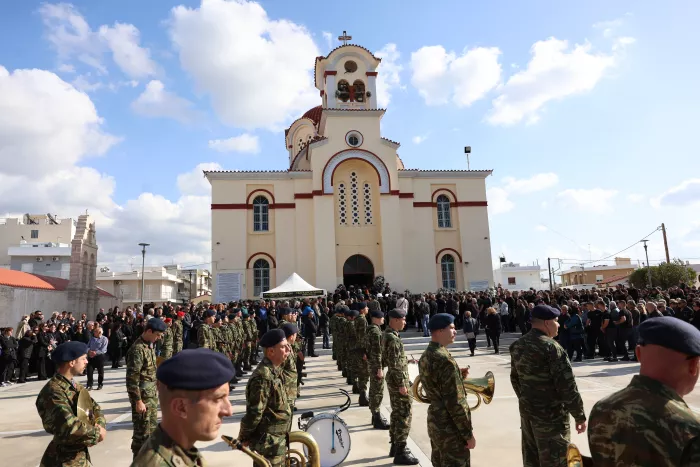 Κηδεία 19χρονου Ραφαήλ: Συντετριμμένοι οι γονείς του - Ο σπαρακτικός επικήδειος του πατέρα 