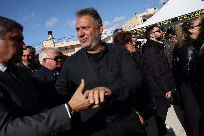 Κηδεία 19χρονου Ραφαήλ: Συντετριμμένοι οι γονείς του - Ο σπαρακτικός επικήδειος του πατέρα 