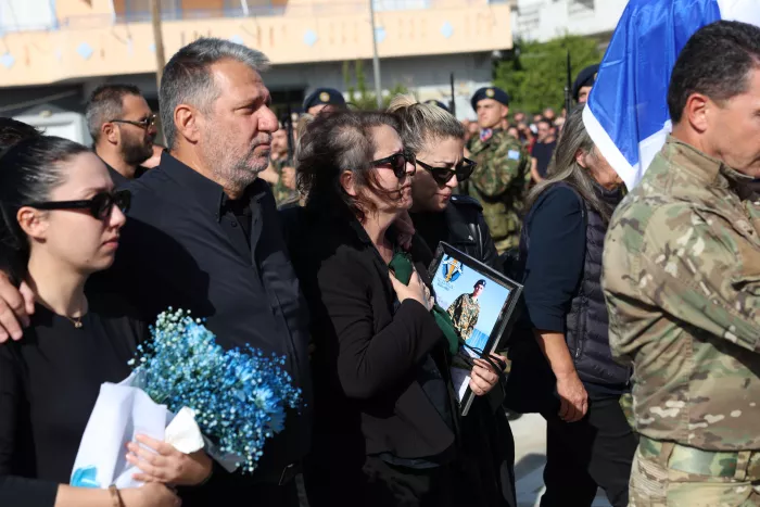 Κηδεία 19χρονου Ραφαήλ: Συντετριμμένοι οι γονείς του - Ο σπαρακτικός επικήδειος του πατέρα 